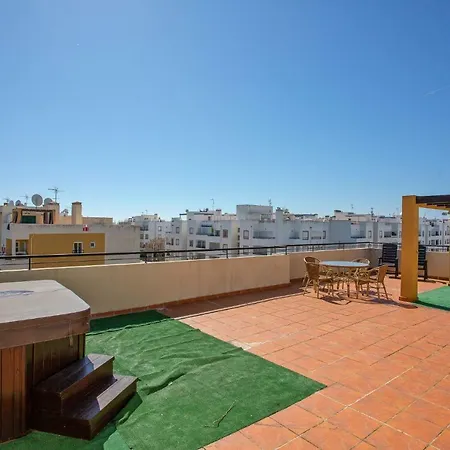 Penthouse Apt With Seaviews And Jacuzzi